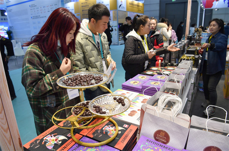11月16日，觀眾在第七屆絲博會(huì)印度尼西亞展位上參觀選購(gòu)食品。新華社記者 邵瑞 攝
