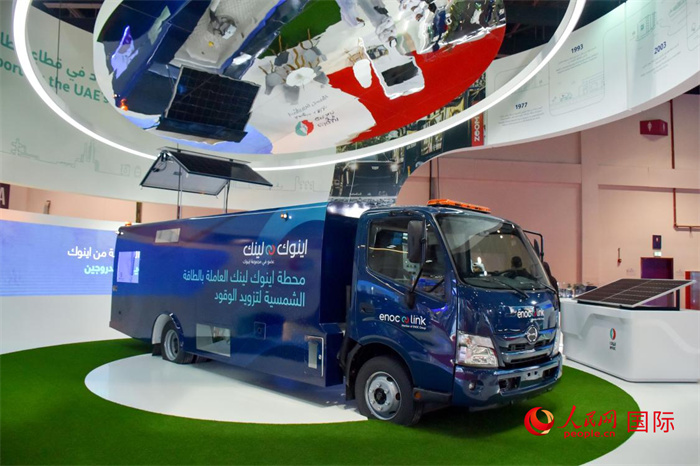 阿聯(lián)酋國家石油公司發(fā)布的電動運油卡車。該卡車用光伏板和電池驅(qū)動，但主要目的是輸送汽油。   人民網(wǎng) 塔里克·易卜拉欣攝