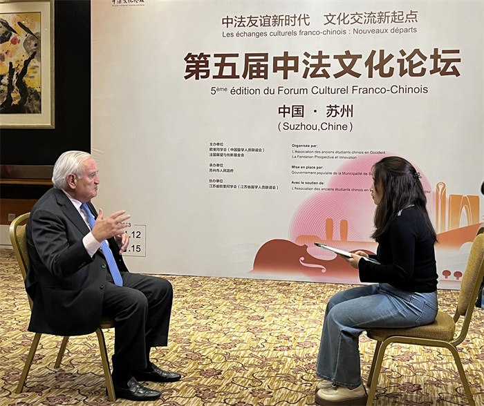 法國(guó)前總理、法國(guó)展望與創(chuàng)新基金會(huì)主席讓-皮埃爾·拉法蘭接受人民網(wǎng)的采訪。（國(guó)際在線供圖）