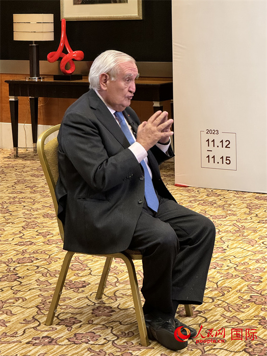 法國(guó)前總理、法國(guó)展望與創(chuàng)新基金會(huì)主席讓-皮埃爾·拉法蘭接受人民網(wǎng)的采訪。（人民網(wǎng) 謝瑩攝）