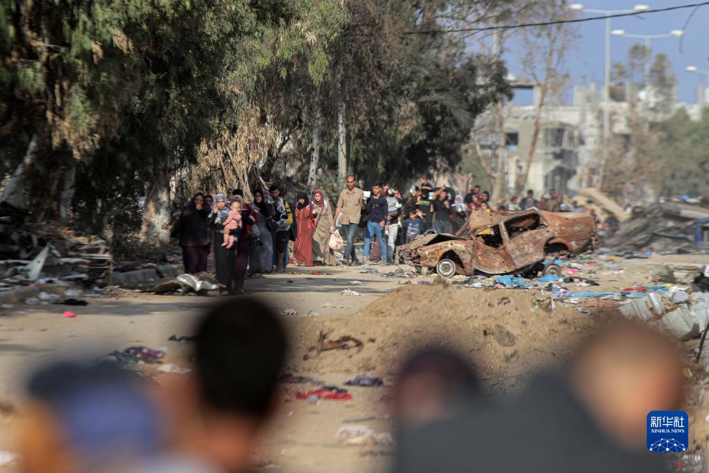 11月18日，在加沙地帶南部地區(qū)，巴勒斯坦人向南遷移。