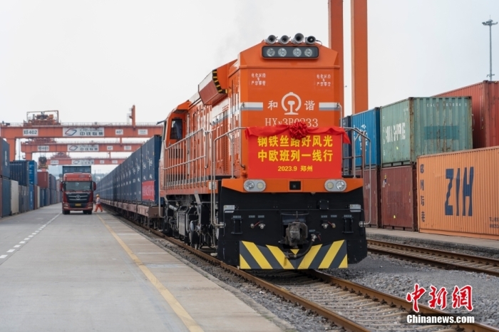 資料圖：河南鄭州，一列滿載貨物的中歐班列(鄭州)從中國(guó)鐵路鄭州局集團(tuán)有限公司圃田車(chē)站駛出，開(kāi)往德國(guó)漢堡。<a target='_blank' href='/'><p  align=