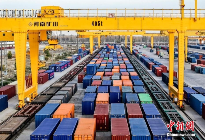 資料圖：霍爾果斯鐵路口岸有序排列的集裝箱。(無(wú)人機(jī)照片)<a target='_blank' href='/' ><p  align=