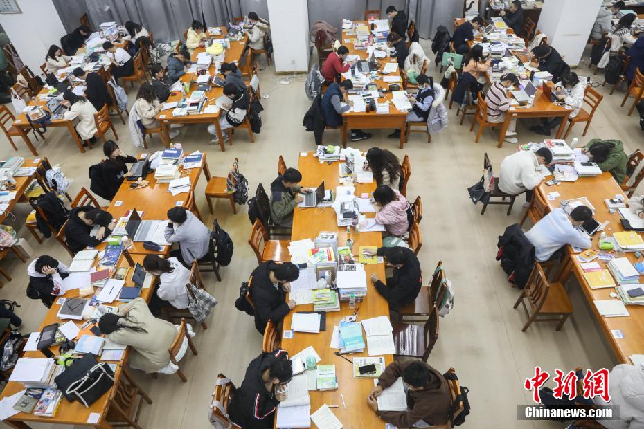資料圖：眾多考研學(xué)生在南昌大學(xué)圖書(shū)館的自習(xí)室內(nèi)復(fù)習(xí)備考。 劉力鑫 攝