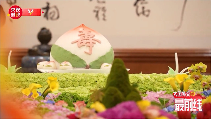 圖為今年7月基辛格訪華時午宴上的壽桃。來源：央視新聞截圖