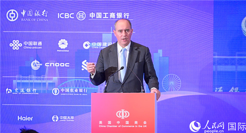 英國商業(yè)貿(mào)易部國務(wù)大臣（投資大臣）多米尼克·約翰遜與會(huì)。人民網(wǎng) 郭錦標(biāo)攝