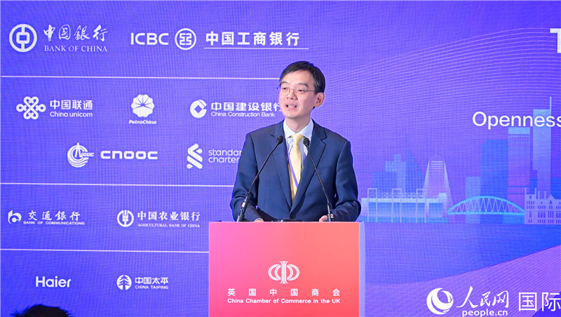 英國中國商會(huì)會(huì)長、中國銀行倫敦分行行長方文建 致歡迎辭。人民網(wǎng) 郭錦標(biāo)攝