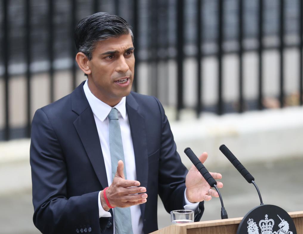 2022年10月25日，里?！ぬK納克在英國倫敦唐寧街10號首相府前發(fā)表講話。新華社記者李穎攝