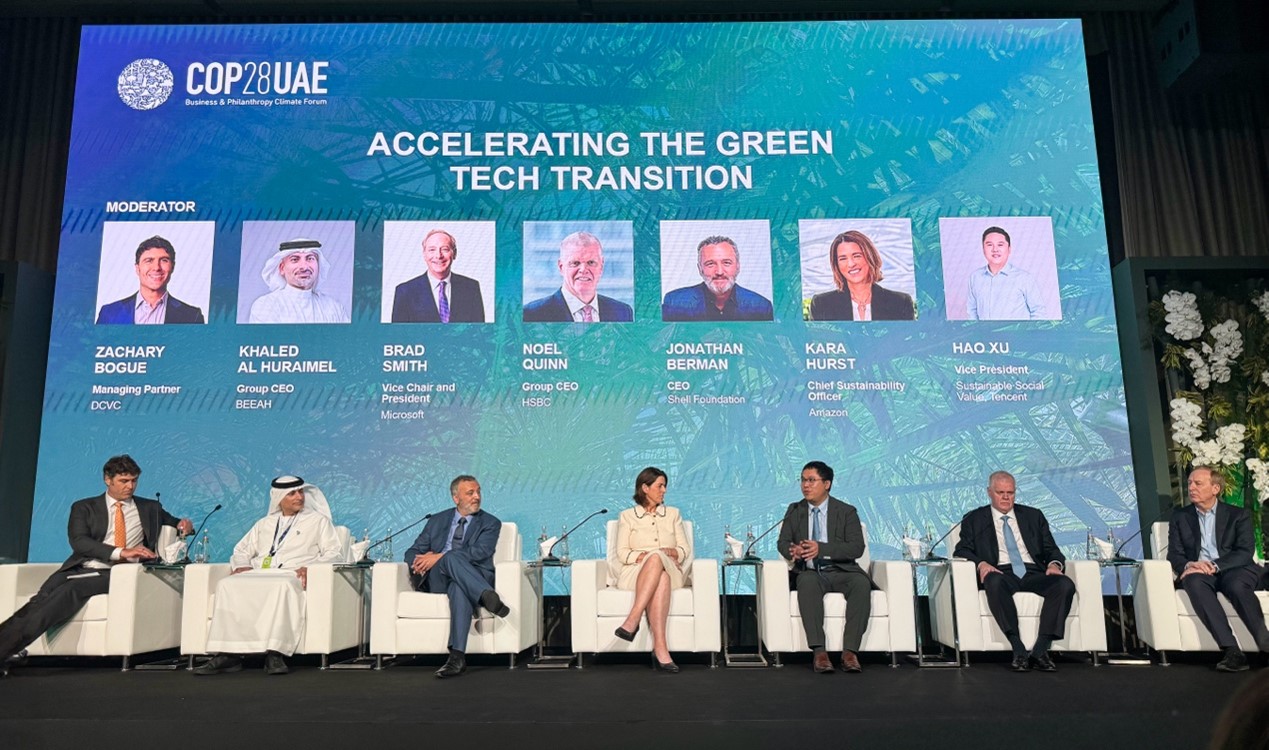 騰訊可持續(xù)社會價值副總裁、騰訊碳中和實驗室負責人許浩（右三）在COP28上和微軟公司主席(右一)、匯豐銀行全球首席執(zhí)行官(右二)以及亞馬遜首席可持續(xù)發(fā)展官(左四)等對話。圖片由騰訊公司提供