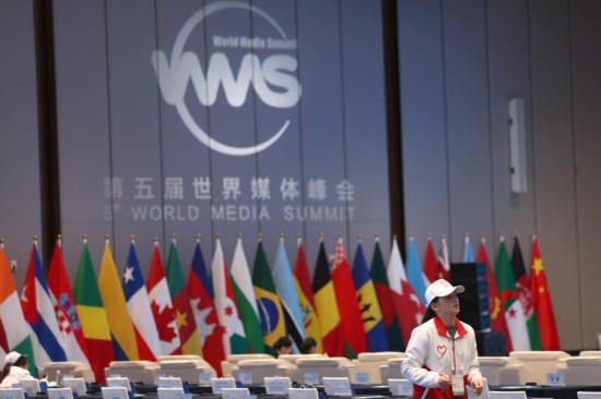   2023年12月2日，一名志愿者在廣州南沙灣濱海會議中心布置會場。（新華社記者李明攝）