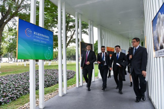   2023年12月2日，參會代表抵達(dá)廣州南沙灣濱海會議中心。（新華社記者梁旭攝）