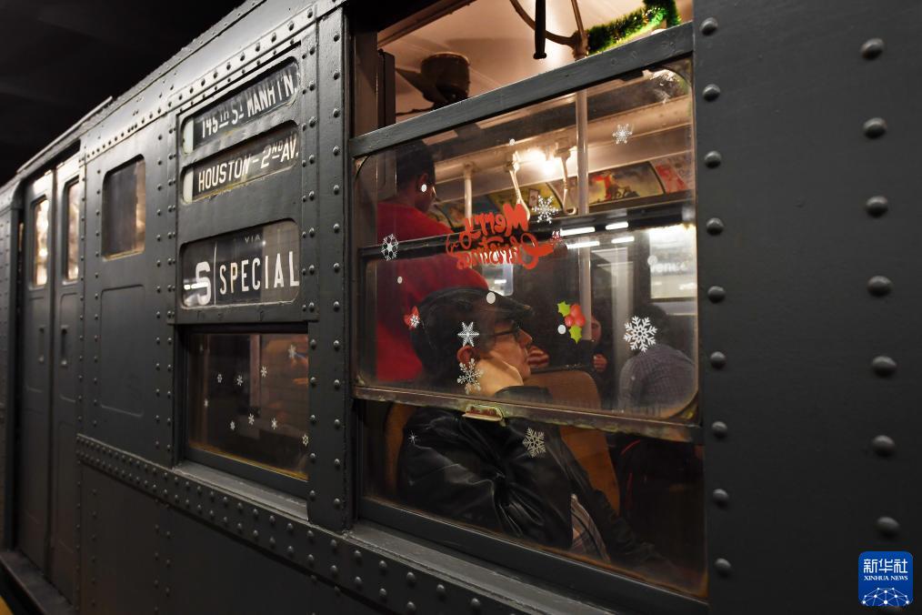 12月2日，在美國紐約，人們乘坐“懷舊地鐵”專列。新華社記者 李睿 攝
