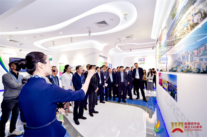 參會(huì)嘉賓和留學(xué)歸國(guó)人員參觀橫琴粵澳深度合作區(qū)展示廳。主辦方供圖