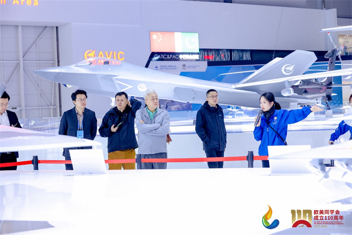 參會(huì)嘉賓和留學(xué)歸國(guó)人員參觀珠海太空中心。主辦方供圖