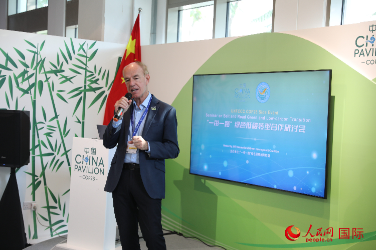 綠色聯(lián)盟聯(lián)合主席、世界自然基金會國際特使蘭博蒂尼在“一帶一路”綠色低碳轉(zhuǎn)型合作研討會上發(fā)言。人民網(wǎng)記者 張志文攝