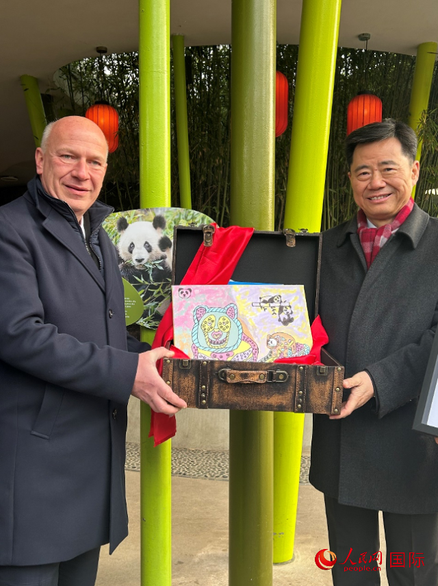 吳墾大使和韋格納市長手捧德國兒童為“夢想”“夢圓”準(zhǔn)備的手繪“送別大禮包”。人民網(wǎng)記者 徐馨攝