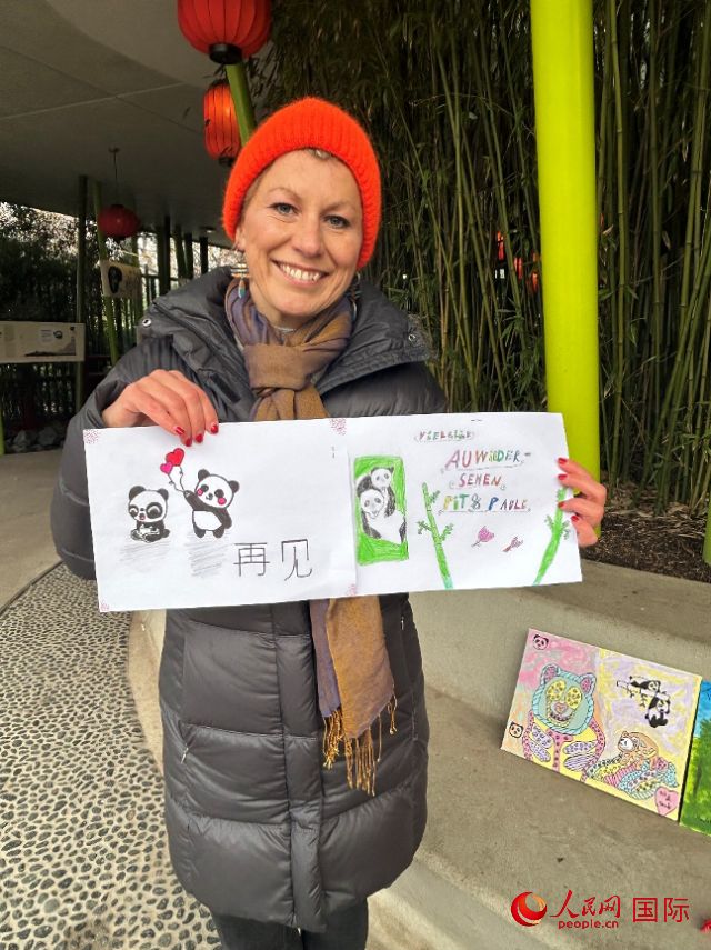 桑德拉和德國小朋友們的作品。右圖寫著“祝福好運(yùn)，再見 Pit和Paule（“夢想”“夢圓”的德語名字）”。人民網(wǎng)記者 徐馨攝