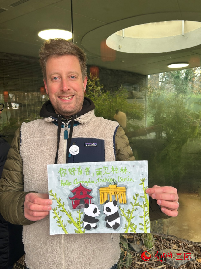 特別從法國趕來送別“夢想”“夢圓”的專業(yè)級熊貓粉絲 Pouille先生和此次征集的兒童作品。人民網(wǎng)記者 徐馨攝