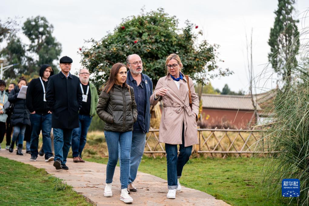 12月6日，世界媒體峰會參會代表在昆明市晉寧區(qū)小漁村參觀。新華社記者 胡超 攝