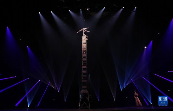 12月8日，演員在法國巴黎舉行的中國雜技“奇妙之夜”演出上表演《高椅》。新華社記者 高靜 攝
