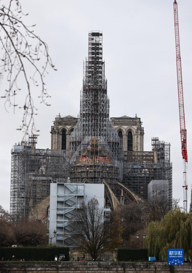 這是12月8日在法國巴黎拍攝的修復(fù)中的巴黎圣母院。新華社記者 高靜 攝