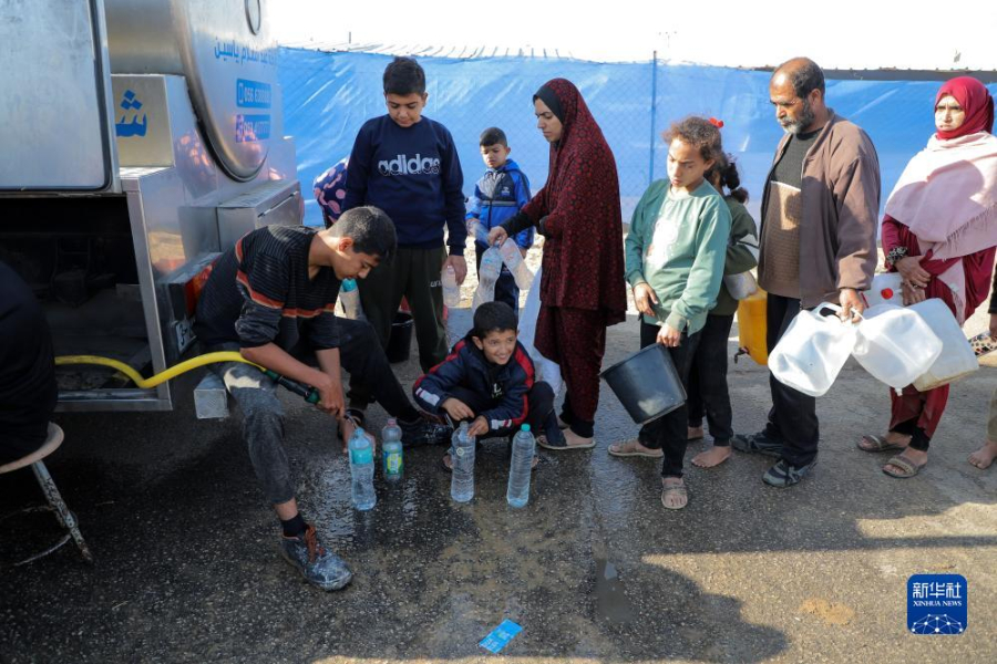 12月8日，在加沙地帶南部城市拉法一處臨時(shí)營(yíng)地內(nèi)，人們排隊(duì)打水。新華社發(fā)（里澤克·阿卜杜勒賈瓦德 攝）