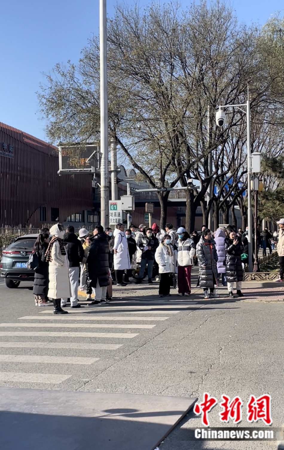 不少家長和老師在考場外等候。袁秀月 攝