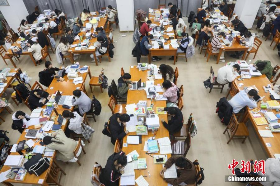 資料圖：眾多考研學(xué)生在南昌大學(xué)圖書館的自習(xí)室內(nèi)復(fù)習(xí)備考。劉力鑫 攝