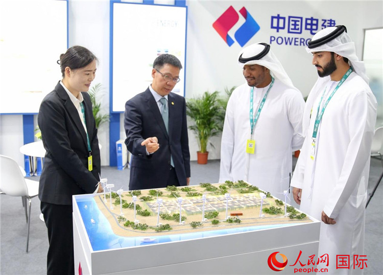 訪(fǎng)客在中國(guó)電建展臺(tái)參觀(guān)風(fēng)電項(xiàng)目沙盤(pán)。人民網(wǎng) 塔里克·易卜拉欣攝