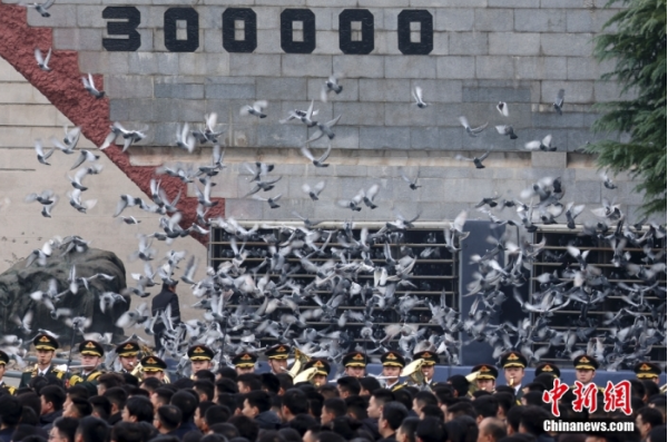 12月13日是第十個(gè)南京大屠殺死難者國(guó)家公祭日。當(dāng)天上午，南京大屠殺死難者國(guó)家公祭儀式在侵華日軍南京大屠殺遇難同胞紀(jì)念館舉行。圖為國(guó)家公祭儀式現(xiàn)場(chǎng)。中新社記者 泱波 攝