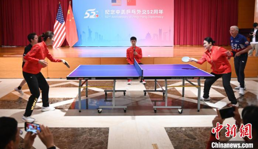 當(dāng)?shù)貢r(shí)間12月13日，中國駐美使館在華盛頓舉辦慶祝活動(dòng)紀(jì)念中美乒乓外交52周年。圖為丁寧、劉偉、戴爾等中美運(yùn)動(dòng)員上演混雙表演賽。中新社記者 陳孟統(tǒng) 攝
