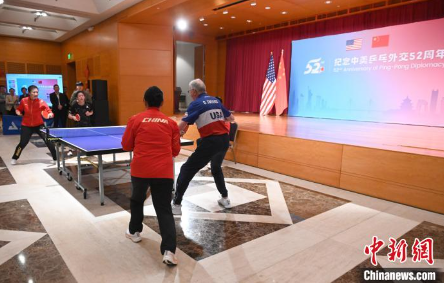 當(dāng)?shù)貢r(shí)間12月13日，中國駐美使館在華盛頓舉辦慶?；顒?dòng)紀(jì)念中美乒乓外交52周年。圖為丁寧、劉偉、戴爾等中美運(yùn)動(dòng)員上演混雙表演賽。中新社記者 陳孟統(tǒng) 攝
