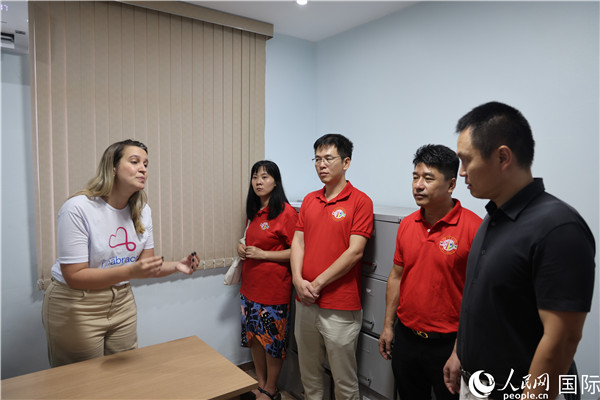 王尉育等人參觀并了解協(xié)會(huì)活動(dòng)場所及設(shè)施。人民網(wǎng)記者 時(shí)元皓攝