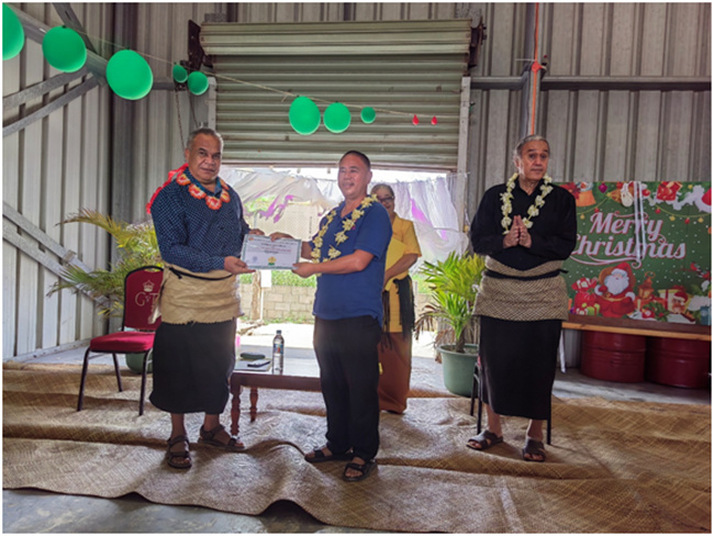 湯加農(nóng)林食品部部長佛赫為唐匯勇組長頒發(fā)獎狀和獎金。援湯加第六期農(nóng)業(yè)技術(shù)援助項目組供圖