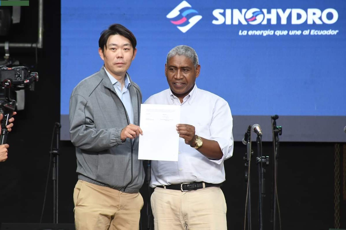 中國電建厄瓜多爾國別代表白納（左）代表中國電建向厄瓜多爾埃爾查科市康復(fù)中心捐贈(zèng)了一批康復(fù)器材，埃爾查科市市長奧斯卡·德拉克魯斯·卡瓦蒂霍（右）對(duì)中國企業(yè)的善舉表示感謝。中國電建厄瓜多爾代表處供圖