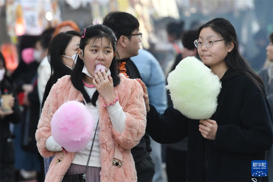 1月5日，在日本名古屋市第18屆“名古屋中國(guó)春節(jié)祭”上，游客品嘗棉花糖。新華社記者 岳晨星 攝