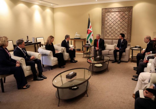 1月7日，約旦國王阿卜杜拉二世（中右）在安曼會(huì)見到訪的美國國務(wù)卿布林肯（中左）。新華社發(fā)（約旦王宮供圖）