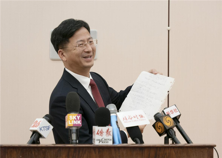 張建敏總領事向媒體展示領區(qū)小學生來信。中國駐舊金山總領館供圖