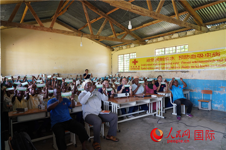 中國專家組走進(jìn)姆坦噶尼小學(xué)開展血吸蟲病防治健康教育。人民網(wǎng)記者 黃煒鑫攝