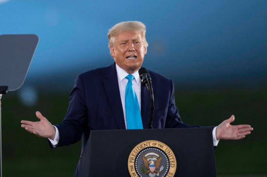 這是2020年9月3日時任美國總統(tǒng)特朗普在美國賓夕法尼亞州拉特羅布參加競選集會的資料照片。新華社記者劉杰攝