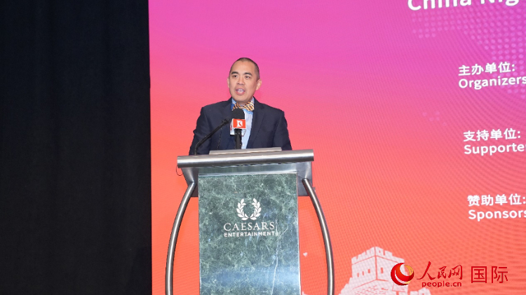 內(nèi)華達州副州長辦公室幕僚長魯?shù)稀づ撩鲌D安在論壇致辭。人民網(wǎng)記者 鄧圩攝