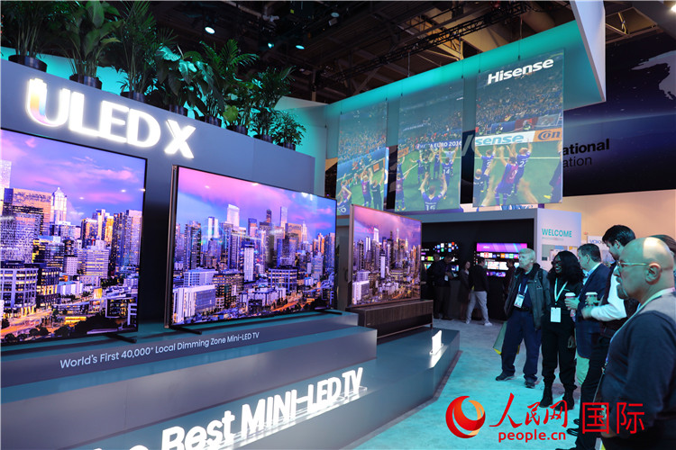 在2024年美國消費(fèi)電子展上，人們駐足觀看中國企業(yè)海信推出的ULED X系列電視110UX，該產(chǎn)品獲得“2024年美國消費(fèi)電子展創(chuàng)新獎(jiǎng)”。人民網(wǎng)記者 李志偉攝