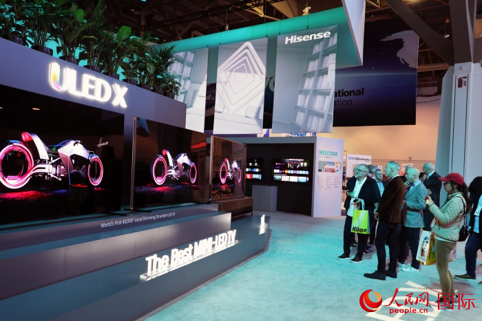 海信在此次展會(huì)上推出ULED X系列電視110UX，是全球首臺(tái)4萬(wàn)+分區(qū)MiniLED電視，斬獲2024年美國(guó)消費(fèi)電子展創(chuàng)新獎(jiǎng)。人民網(wǎng)記者 李志偉攝
