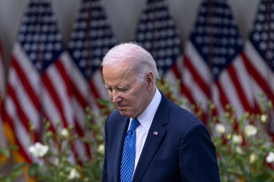 2023年4月24日，美國總統(tǒng)拜登在首都華盛頓白宮出席活動(dòng)。新華社發(fā)（亞倫攝）