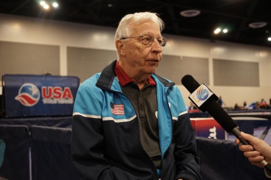 2023年12月16日，中美“乒乓外交”親歷者戴爾·斯威里斯在2023年美國(guó)乒乓球公開賽老年組比賽間隙接受新華社記者專訪。