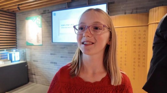 美國(guó)猶他州小學(xué)生米麗婭姆·居布萊接受記者采訪。