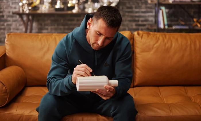 2023年10月，赤水河酒曬出的梅西為赤水河酒酒瓶簽名照片。 截圖自