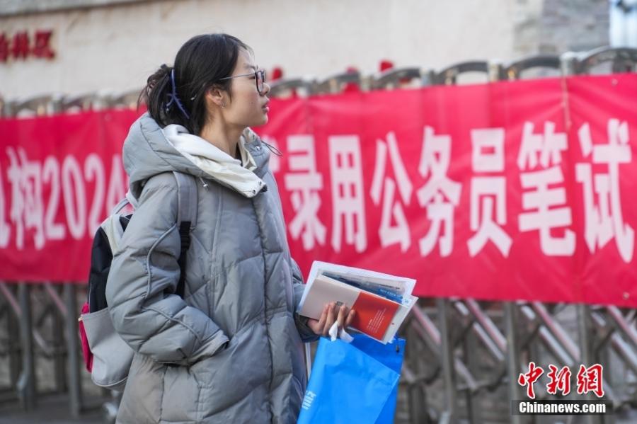 2023年11月26日，山西省太原市，考生步入考場(chǎng)。當(dāng)日，中央機(jī)關(guān)及其直屬機(jī)構(gòu)2024年度考試錄用公務(wù)員公共科目筆試舉行。<a target='_blank' href='/'><p  align=