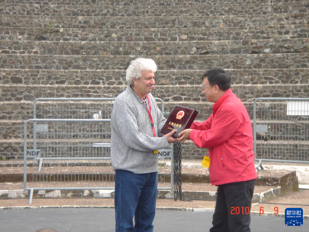 這是2010年帕特里克·索米耶（圖左）獲頒北京市人民政府授予的“長(zhǎng)城友誼獎(jiǎng)”時(shí)的資料照片。新華社發(fā)（受訪對(duì)象供圖）