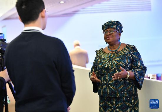 1月18日，世界貿(mào)易組織總干事伊維拉在瑞士達沃斯舉行的世界經(jīng)濟論壇2024年年會期間接受新華社記者專訪。新華社記者 連漪 攝